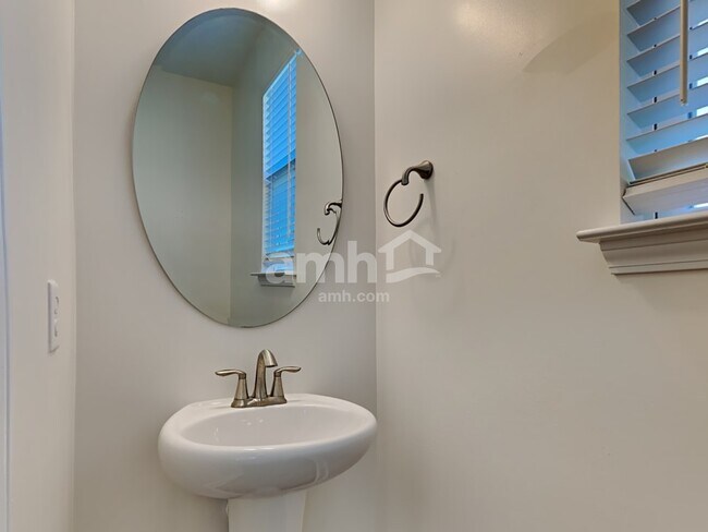 Building Photo - 984 Theodore Rd