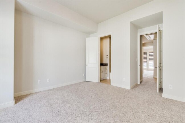 Building Photo - 619 Live Oak St