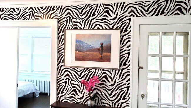 Building Photo - 1916 N Oliver Ave