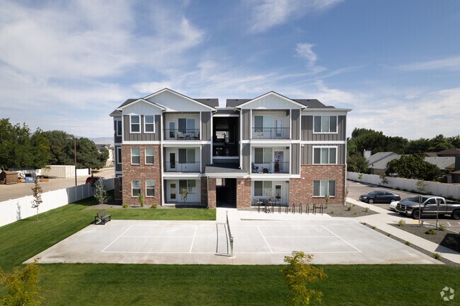 Exteriors - Latitude 40 Apartments