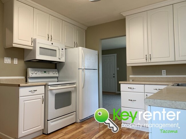 Building Photo - Centrally located Cozy Rambler in Tacoma!