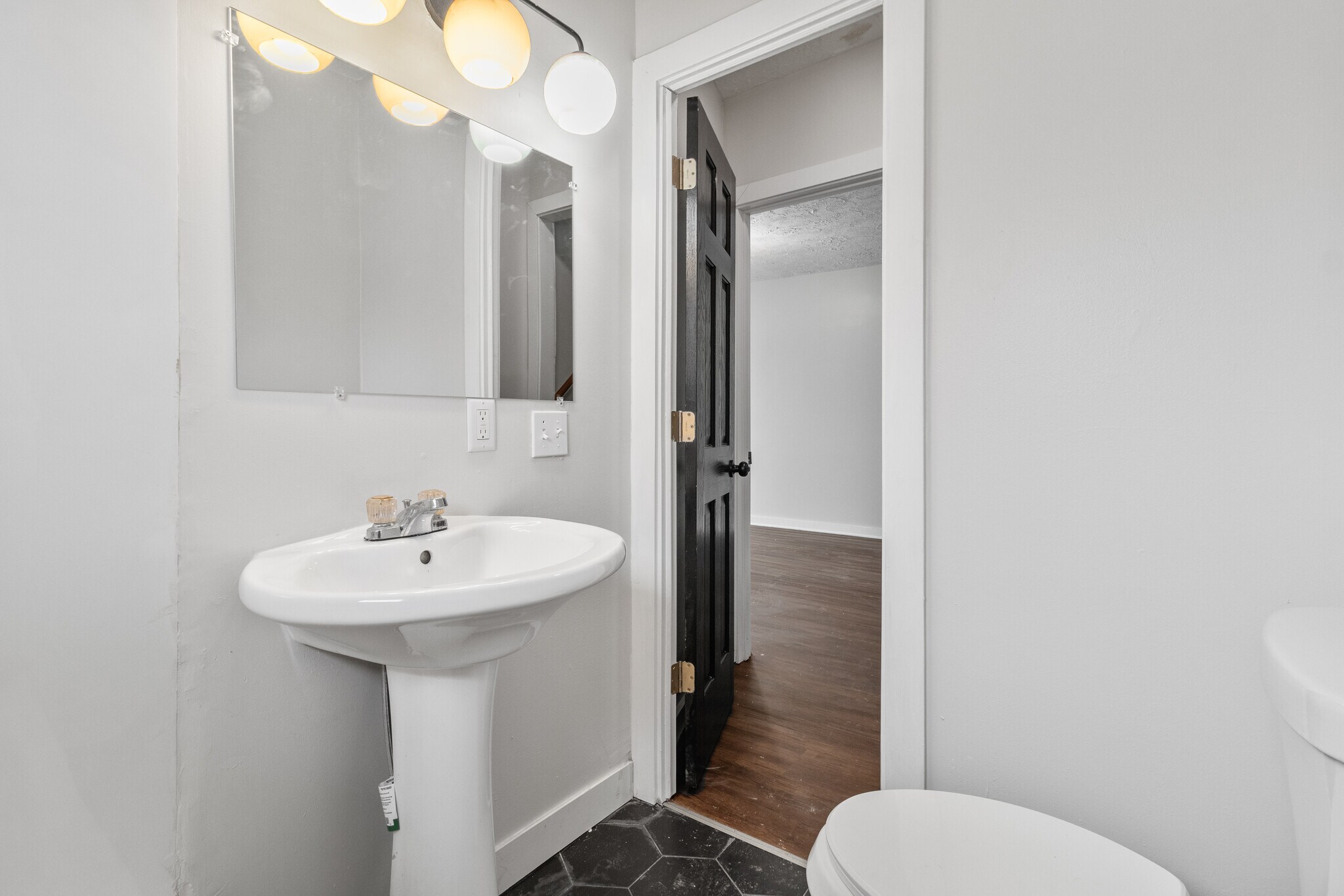 Building Photo - 3312 E 9th St