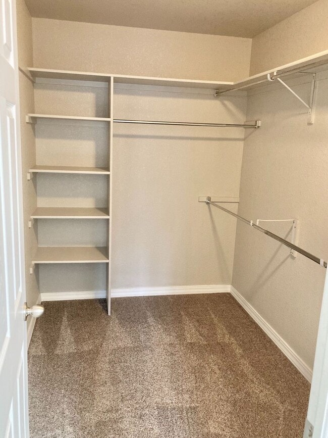 Building Photo - Lovely 3 Bedroom, 2.5 Bathroom Townhome