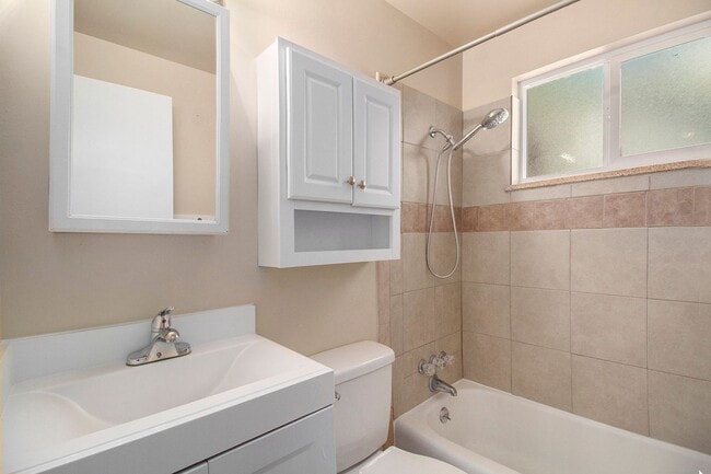 Building Photo - 2Bed/1Bath Duplex in Whittier