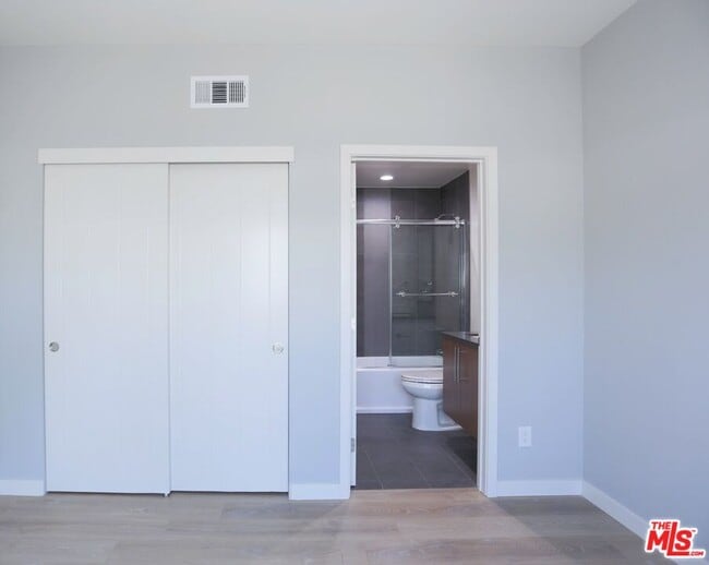 Building Photo - 1242 Beachwood Dr