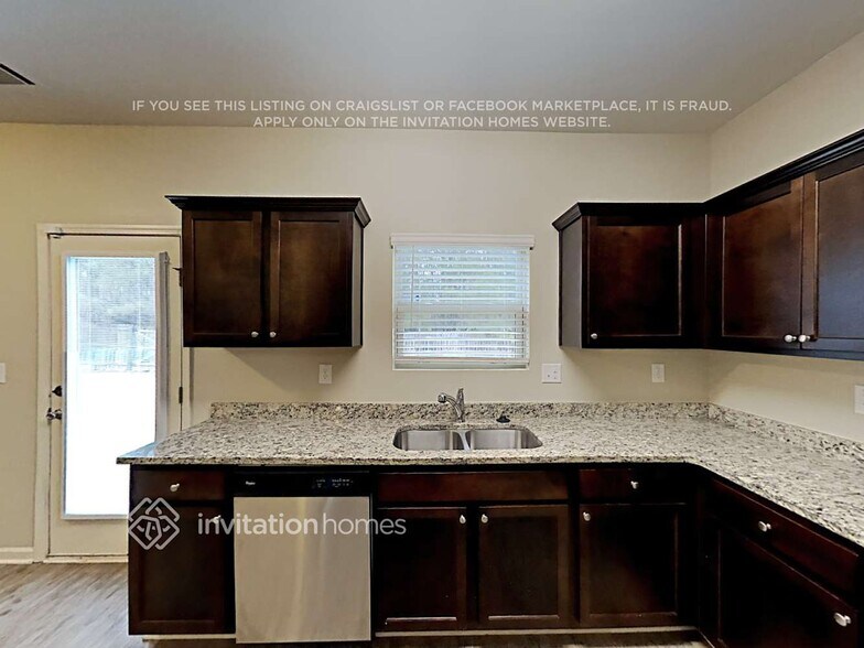 Building Photo - 3729 Pamela Dr SE