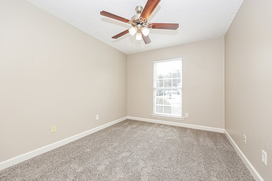 Building Photo - 2943 Hollicom Dr