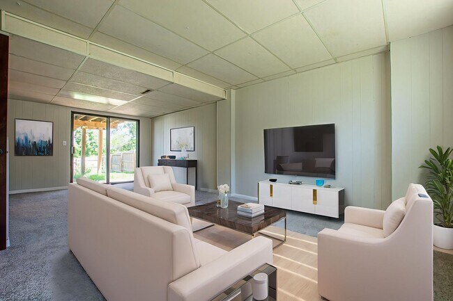 Building Photo - 3 Bedroom / 1.5 Bath with Fenced Backyard ...