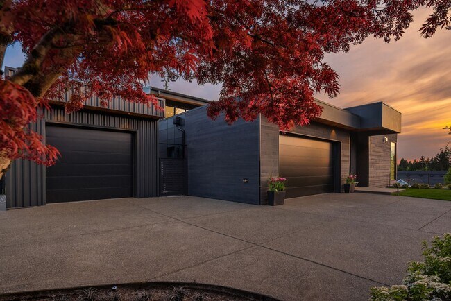 Building Photo - 7Bd/6Ba Bellevue Home