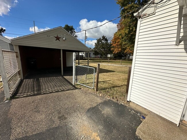 Building Photo - Charming Single Family Home