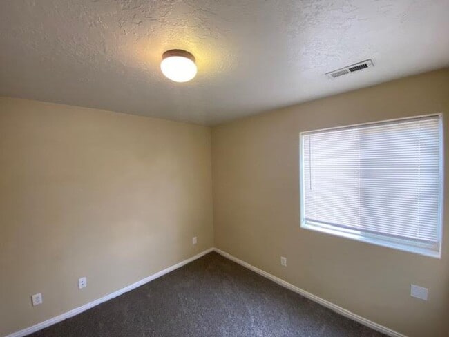 Building Photo - 3 Bedroom, 2 Bathroom Twin Home