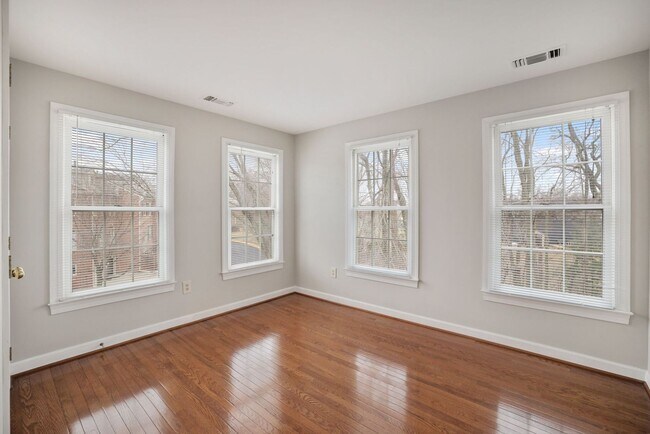 Building Photo - 3 Bedroom 3.5 Bathroom Townhouse// Vienna/...