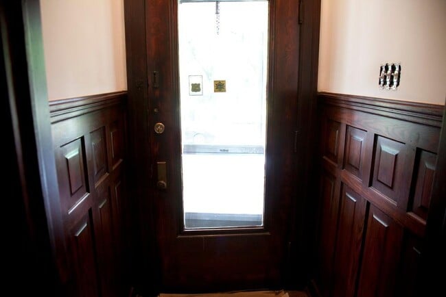 front entrance - 3934 Avery St