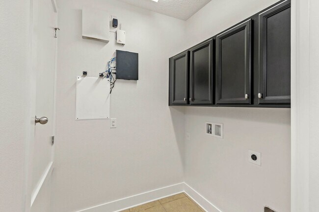 Building Photo - Expansive 4 bedroom, 3 bath remodeled home in gated community