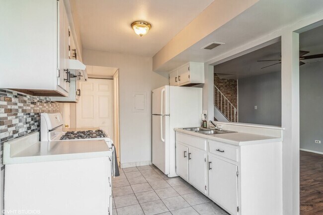 Building Photo - 329 David Ct