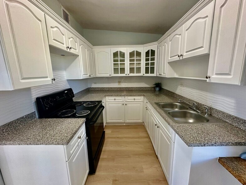 Building Photo - 15920 Bunche Park School Dr