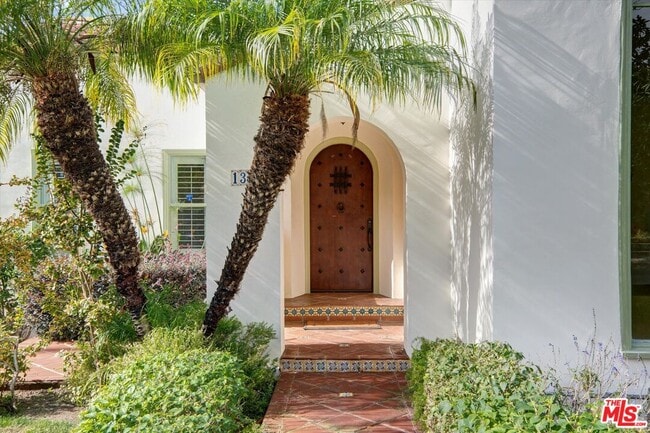 Building Photo - 135 N Gower St