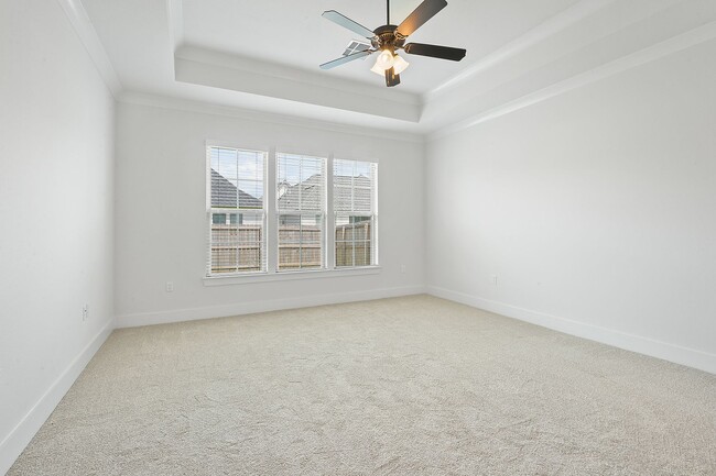 Building Photo - Beautiful home with high end finishes