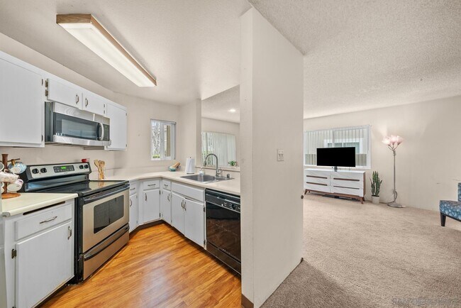 Building Photo - 7565 Charmant Dr