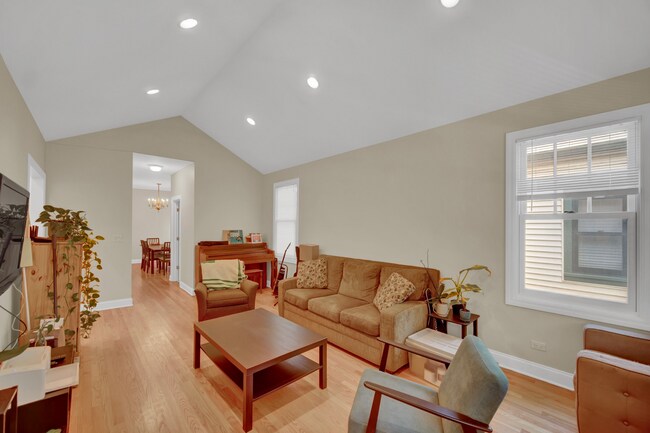 Building Photo - 823 Hamlin St