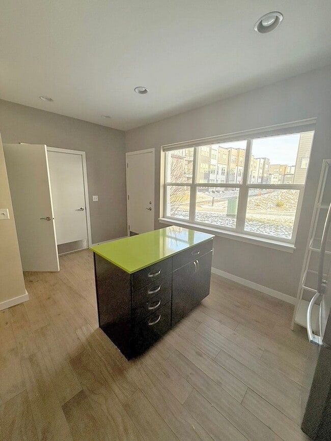 Building Photo - Charming Southside 2 Bedroom, 2.5 Bath Townhome