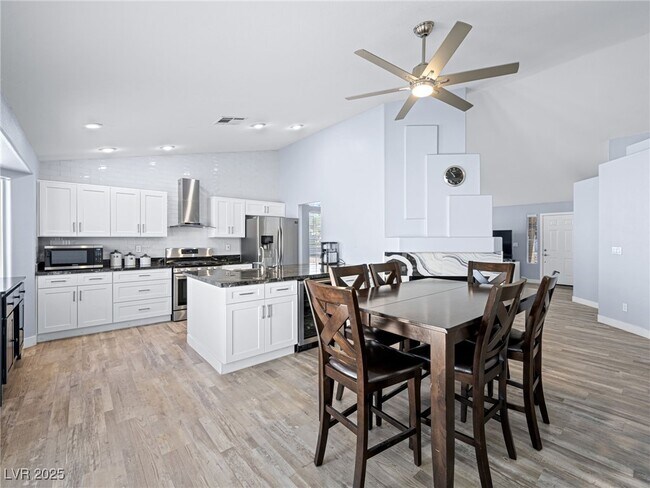 Building Photo - 4749 Califa Dr