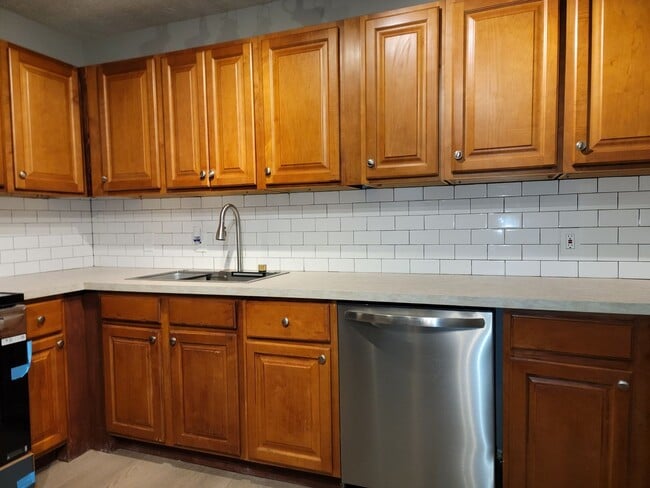Building Photo - Great location near CDC, Emory, and the VA...