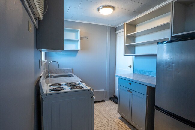 Building Photo - Spacious 1-Bedroom Apartment with Parking & Shared Yard - Midtown Kingston