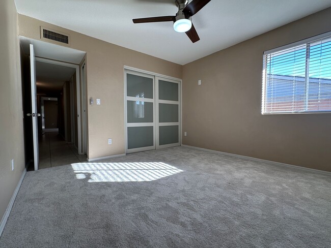 Building Photo - Scottsdale, 3 bed, 2 bath, 2 car garage, 1...