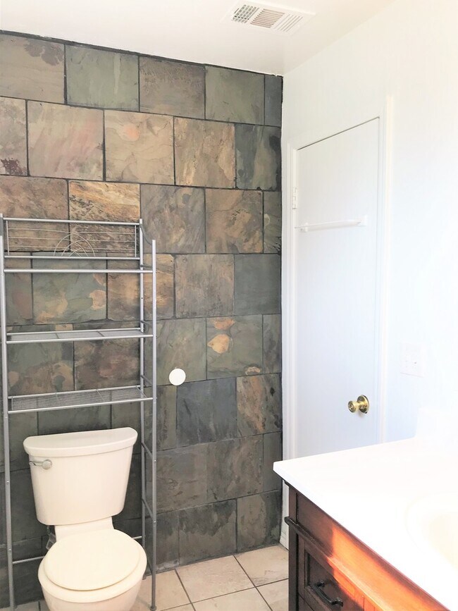 Building Photo - AMAZING 5 BED, 2 BATH MILLERS ADDITION NW OKC