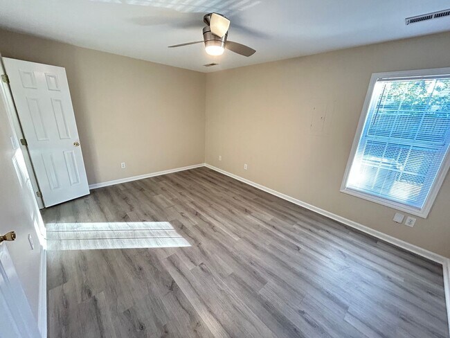 Building Photo - Silver Creek Village | 2 Bed, 2 Bath | Mon...
