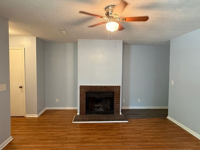 Building Photo - Freshly Painted 2Br 2Ba Duplex
