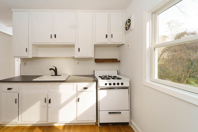 Building Photo - Quaint 2 Bedroom 2 Bath Cottage Style Home Near Rock Creek in Bethesda