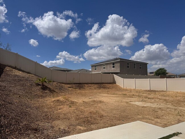 Building Photo - Beautiful 5 Bedroom 3 Bathroom Home Built in 2021