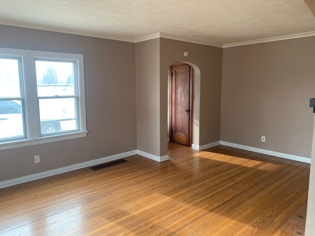 Building Photo - 4-bedroom house for RENT