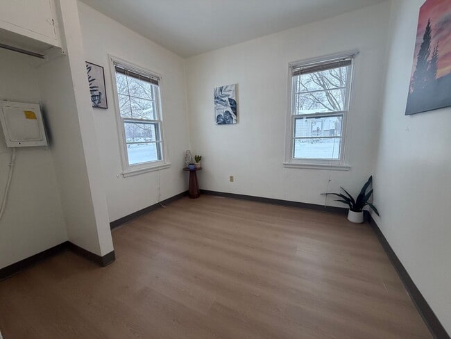 Building Photo - 1 bed, 1 bath for rent in quiet Waterloo neighborhood