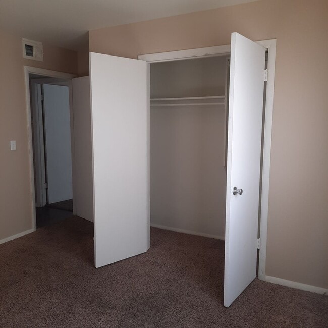 Building Photo - 2 bdrm 2 bath apt.
