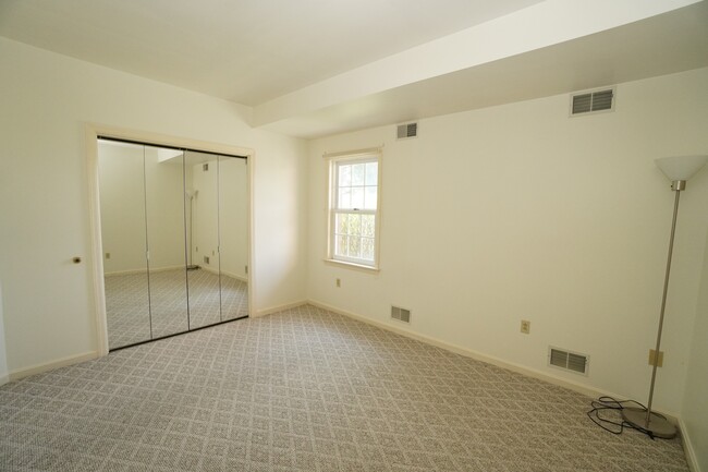 Building Photo - 2445 Old Greentree Rd
