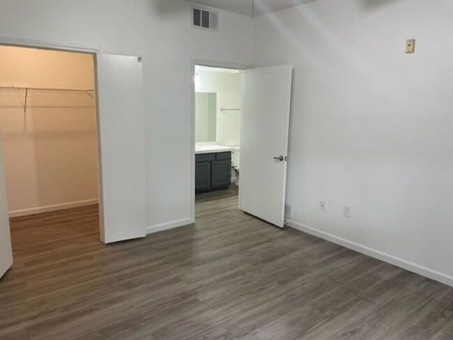 Building Photo - 2 Bedroom 2 Bath Condo W Sunset