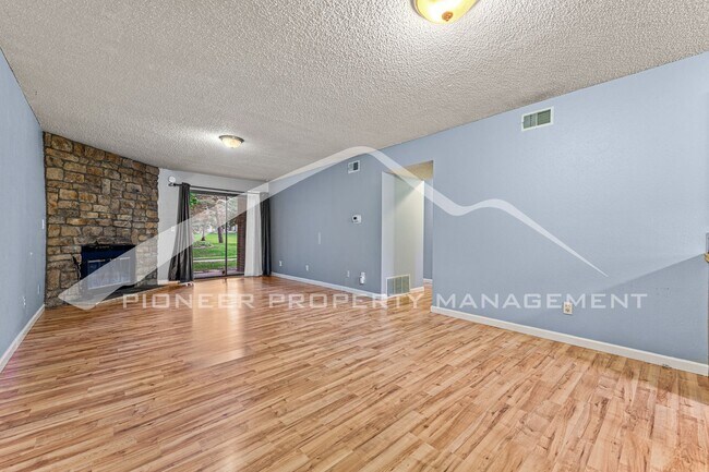 Primary Photo - Charming condo with Central AC and Washer ...