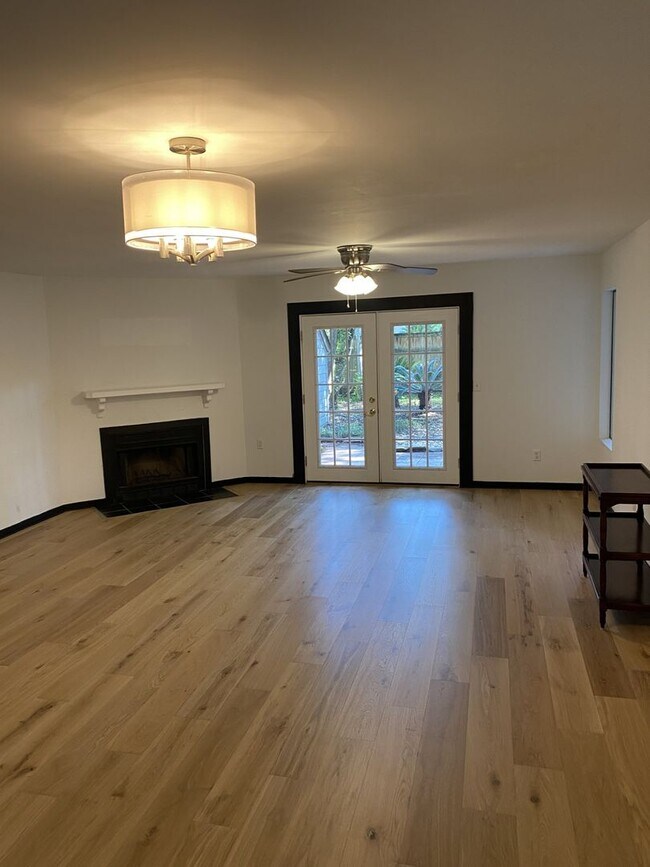 Building Photo - 3 bedroom / 2.5 bath Townhome – Spacious T...