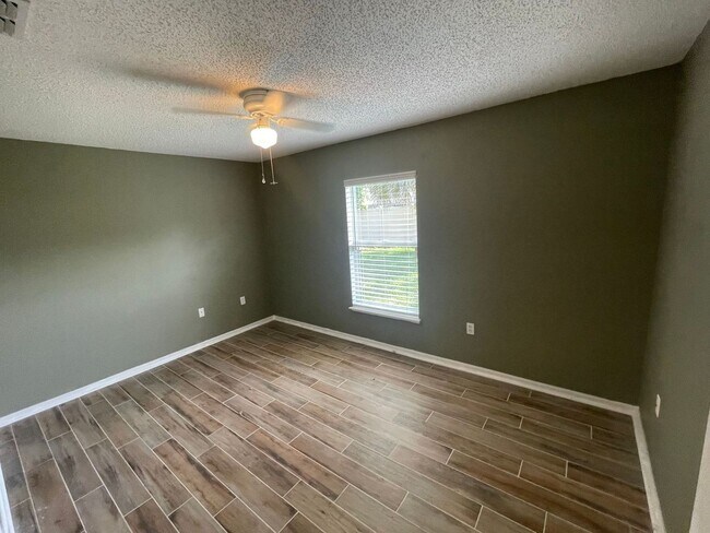 Building Photo - Spacious 4 Bedroom, 2 bath home