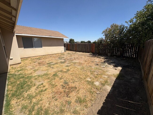 Building Photo - Cozy Home On Spacious Lot In Tulare Available Now!