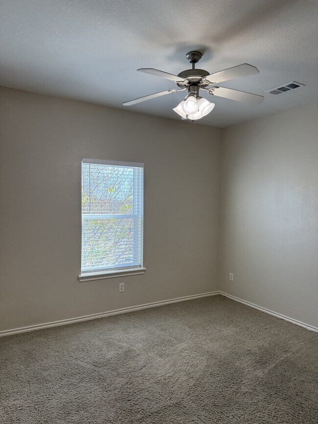 Building Photo - 1425 W Villa Maria Rd