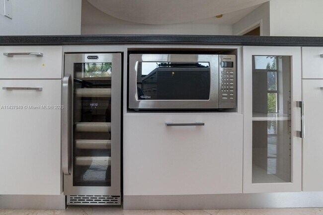 Building Photo - 76 Isle of Venice Dr