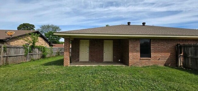 Building Photo - Available Now! Spacious 2 Bedroom 2 Bath Duplex in Longview!