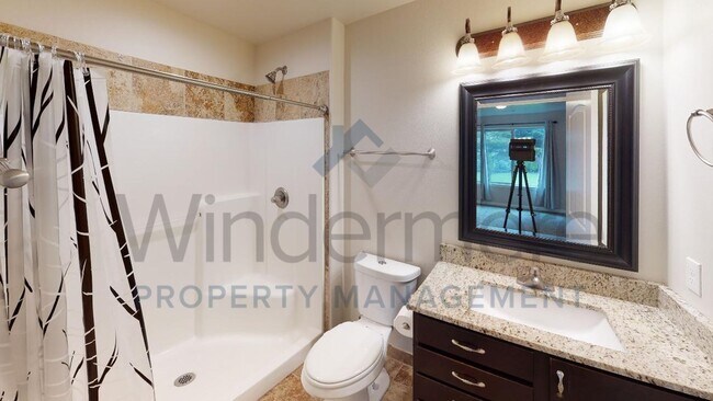 Building Photo - Evan41