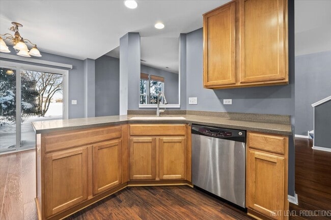 Building Photo - 643 Hawley Dr