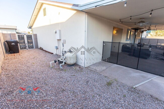 Building Photo - 1735 W Pampa Ave