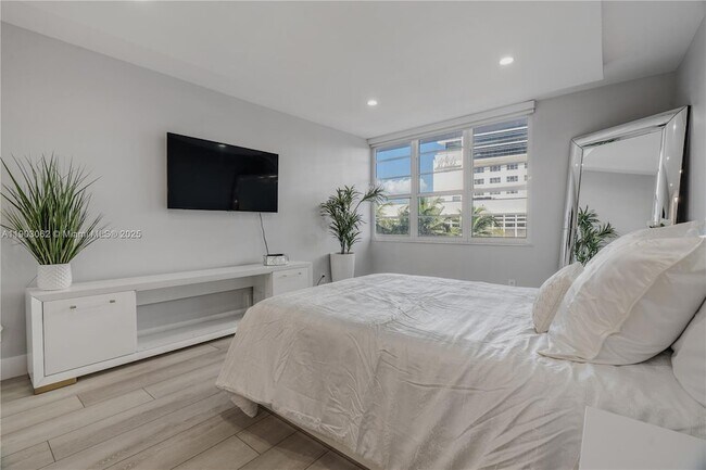 Building Photo - 100 Lincoln Rd